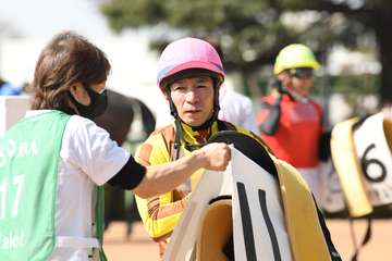内田博幸騎手がＪＲＡ通算１万３０００回騎乗を達成
