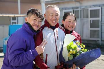 大江原哲調教師は息子＆孫から花束を受け取り「早いね。楽しかった」