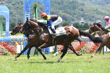 【２歳新馬・福島５Ｒ】〝２・５億円ホース〟インビジブルセルフがゴール寸前で差し切る！