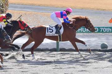 古川奈穂騎手が今年２勝目　初の新馬勝ちに笑み「自分としてもうれしい１勝です」
